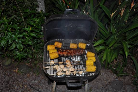 Noite de churrasco na Pousada El Momo, em Windwardside, Saba - Caribe